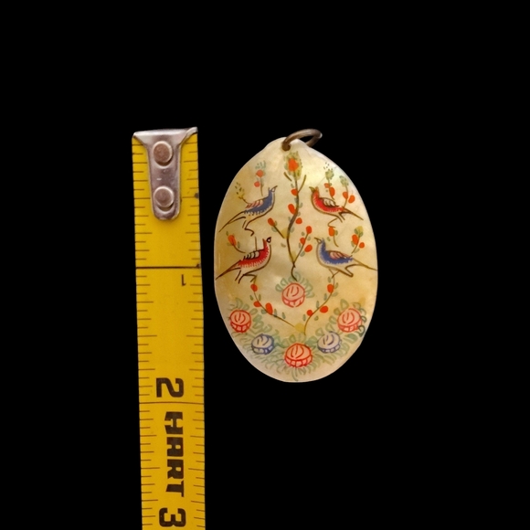 Vintage Persian hand-painted mother of pearl pendant featuring a pictorial desig - Picture 2 of 3